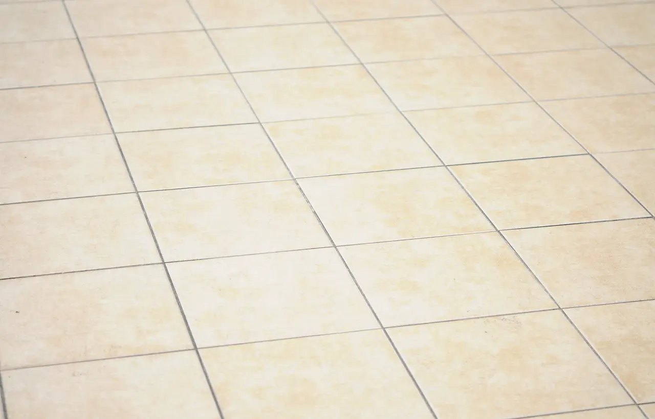 La guida definitiva per pulire le fughe dei pavimenti senza prodotti costosi La guida definitiva per pulire le fughe dei pavimenti senza prodotti costosi