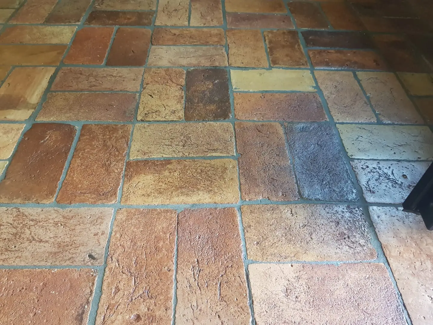 La guida definitiva per pulire le fughe dei pavimenti senza prodotti costosi La guida definitiva per pulire le fughe dei pavimenti senza prodotti costosi