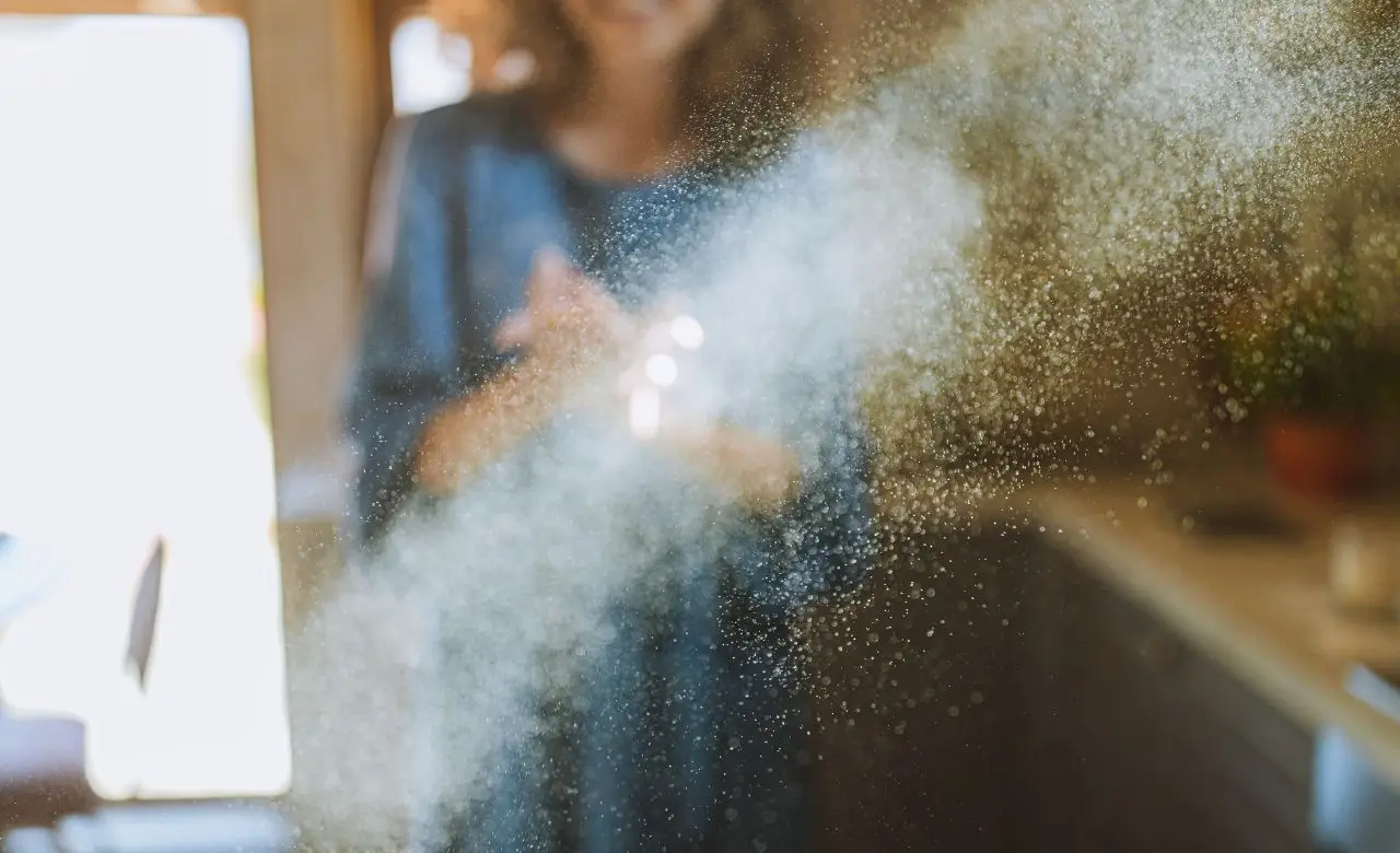 Il metodo infallibile per eliminare la polvere in poche mosse Il metodo infallibile per eliminare la polvere in poche mosse
